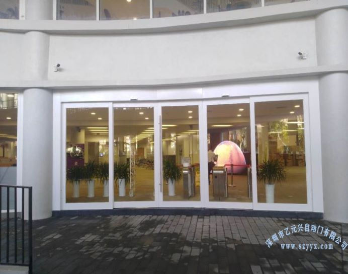 好色先生成人APP下载-校区出入口白色简约门包边